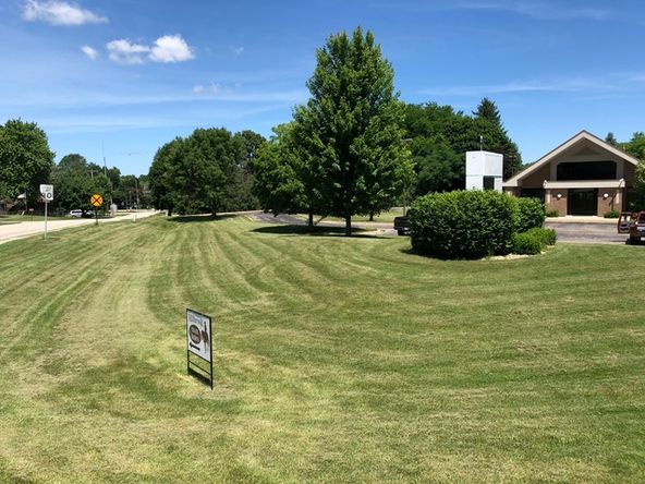 8225 Fox River Dr, Newark, IL 60541